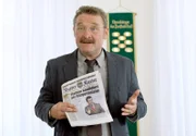 ARD DER WINZERK÷NIG III. Staffel, 13 neue Folgen, Folge 33 "Fluchtpunkte" am Montag (23.08.10) um 20.15 Uhr im Ersten. Dem B¸rgermeister von Rust, Jakob Ressler (Ferry ÷llinger) steht das Wasser bis zum Hals - er wird von Georg Plattner mit einer ¸blen Verleumdungskampagne unter Druck gesetzt. © ARD/ORF/Petro Domenigg - Verwendung gem‰ﬂ der AGB im engen inhaltlichen, redaktionellen Zusammenhang mit genannter ARD/ORF-Sendung im Ersten bei Nennung: "Bild: ARD/ORF/Petro Domenigg" (S1). ARD Programmdirektion/Bildredaktion, Tel. 089/5900 4302, Fax 089/550 1259, E-Mail: bildredaktion@DasErste.de.