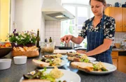 Melanie Seeber bereitet das Dinner für die Gäste zu.
