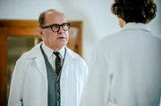 ARD CHARITÉ III. Staffel mit (6 neuen Folgen), Folge 2 "Blutsauger" am Dienstag um 21.05 Uhr im Ersten. Kinderärztin Dr. Ingeborg Rapaport (Nina Kunzendorf, r.) macht Prof. Dr. Kraatz (Uwe Ochsenknecht, l.) darauf aufmerksam, dass die Wege von der Kinderstation zur Frauenklinik im Notfall zu weit sind.