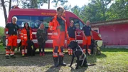 Pia mit Rettungshundeteams der Freiwilligen Feuerwehr Hochbrück. Die Rettungshundestaffel ist rund um die Uhr ehrenamtlich einsatzbereit.