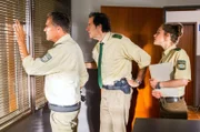 Gespannt warten Hubert (Christian Tramitz, links) und Staller (Helmfried von Lüttichau, Mitte) zusammen mit Lena Winter (Klara Deutschmann) auf den Ausgang ihres Experiments.