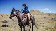 Clayton reitet auf seinem Pferd.