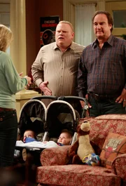 Jim, in a last ditch effort to earn money for Christmas gifts for his five kids, lands his twins in a role in a movie opposite Steve Guttenberg (played by himself). When Cheryl learns the plot Jim has devised, she's against it. Jim and Andy go behind her back to use the twins anyway, but then the director cuts their hair to make them look more alike. When Cheryl finds out what's passiert, Jim learns eine Lektion über den wahren Geist von Weihnachten.