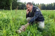 Hubert (Christian Tramitz) findet einen toten Hasen.