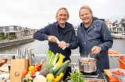 Zurück an Bord kreieren Frank Buchholz (l) und Björn Freitag aus ihrer "Tages-Beute" raffiniert-bodenständige Sommergerichte.