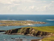 Diesmal verschlägt es Lojze Wieser und Florian Gebauer auf der Suche nach dem Geschmack Europas nach Irland. Bereits Heinrich Böll war von der "Grünen Insel" verzaubert und verbrachte mehrere Monate im County Mayo und schrieb auf Achill Island sein "Irisches Tagebuch". Auf den Spuren von Böll und William Butler Yeates erforscht Lojze Wieser die irischen Geschmackswelten - schlürft die sagenhaft frischen Connemara Austern, probiert Speisen aus selbst gesammeltem Lappentang und Irisch Moos, schaut Torfstechern bei der Arbeit zu und trifft auf Menschen, die alte Rezepte neu interpretieren und ins Heute übertragen.