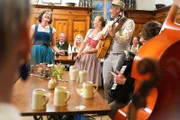 Elisabeth Koval (l.), Johanna Böhm (m.), Dominik Koval (3.v.r.) und Franz Kreimer (r.) von der Gruppe "Petra Alexandra", musizieren