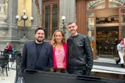 Moderatorin Tamina Kallert mit Tenor Salvatore Minopoli (l) und Pianist Angelo Gallone. "O sole mio": Bis heute das Neapel-Lieblingslied von Tenor Salvatore Minopoli und Pianist Angelo Gallone.