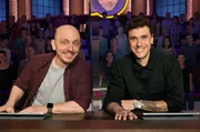 ARD WER WEISS DENN SOWAS? FOLGE 753, "Seven und Loco Escrito", am Donnerstag um 18:00 Uhr im ERSTEN. Rateteam-Kapitän Bernhard Hoëcker (r.) mit dem Schweizer Musiker Seven (r.).