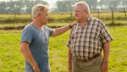 Krauses Gast Albert (Jörg Schüttauf, li.) versucht Horst Krause (Horst Krause) behutsam eine traurige Nachricht zu übermitteln.