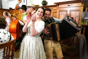 Die ServusTV Moderatoren Conny Bürgler und Richard Deutinger posieren für ein Foto am Set der Aufzeichnung