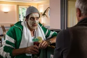 Staller (Helmfried von Lüttichau, l.) setzt sich mit orangefarbener Feuchtigkeitsmaske und Cocktail zu Robert Jung (Markus Böker) an die Bar. Robert jung erzählt ihm, dass sich Ute komisch benimmt und er sich nicht mehr sicher ist, ob er mit ihr die Beziehung weiter führen möchte.