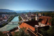 Altstadt Steyr am Zusammenfluss mit Blick ins Ennstal während ServusTVs "Heimatleuchten - Steyr - Liebe im Überfluss" in Steyr, Oberösterreich, Österreich.