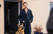 Johannes Schwarz' (Felician Hohnloser) Hund sorgt dafür, dass Riedl nicht lange bleibt.