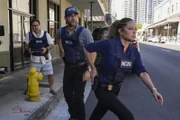 (v.l.n.r.) Ernie Malik (Jason Antoon); Jesse Boone (Noah Mills); Jane Tennant (Vanessa Lachey)