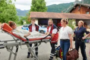 Nur mit Polizeiunterstützung durch Anna Prückl (Sarah-Lavinia Schmidbauer, r.) gelingt es Lena Lorenz (Judith Hoersch, 2.v.r.), die hochschwangere Lilly Waldhauser (Teresa Klamert, l.) ins Krankenhaus zu bringen.
