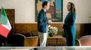 Micha Hauser (Frederik von Lüttichau) bittet Karla Lorenz (Natalia Wörner) in der deutschen Botschaft um Hilfe.