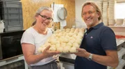 Franks Buchholz (r) mit Andjelka Cajic de Rooij. Sie ist vor dreißig Jahren vor dem Krieg in Bosnien in die Niederlande geflohen. Nach einer Karriere im IT-Bereich folgte sie ihrem Herzen und eröffnete in Friesland eine kleine Hinterhof-Bäckerei.