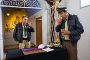 Bei den Ermittlungen kommt Franz Hubert (Christian Tramitz, l.) und Johannes Staller (Helmfried von Lüttichau, r.) eine Idee. Haben Wein und Hostien etwas mit dem Tod des Pfarrers zu tun?