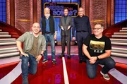 Moderator Kai Pflaume (M.) und seine Rateteam-Kapitäne Bernhard Hoëcker (l.) und Elton (r.) begrüßen in dieser Sendung den Schauspieler Bill Mockridge (2.v.l.) und den Schauspieler Hartmut Volle (2.v.r.).