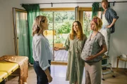 Lena Lorenz (Judith Hoersch, l.) gerät in eine unangenehme Auseinandersetzung mit Marthe Gerber (Doris Schretzmayer, M.) und Jakob Röhling (Martin Wißner, r.) über die richtige Betreuung der hochschwangeren Lilly Waldhauser (Teresa Klamert, 2.v.r.).