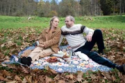 Zwischen Svenja Brosda (Katharina Heyer) und Dr. Keller (Thomas Limpinsel) hat es mächtig gefunkt.