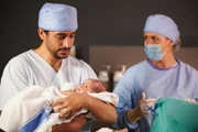 Nach einem gelungenen Kaiserschnitt, kann Hebamme Lena Lorenz (Judith Hoersch) Ben Tewolde (Timo Fakhravar) seine kleine Tochter in den Arm legen.