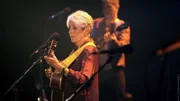 Joan Baez auf ihrer "Fare Thee Well"-Abschiedstournee im Pariser Olympia