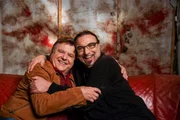L-R: Lukas Resetartis und Rudi Dolezal in ServusTV's "Kabarett-Legenden".