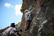 Reinhold Messner (r.) beim Erklären einer Szene während der Dreharbeiten zu "Still alive ..." - Drama am Mt. Kenya.