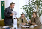 ARD DER WINZERK÷NIG III. Staffel, 13 neue Folgen, Folge 33 "Fluchtpunkte" am Montag (23.08.10) um 20.15 Uhr im Ersten. Georg Plattner (Stefan Fleming, r.), der f¸r die n‰chste B¸rgermeisterwahl kandidiert setzt Amtsinhaber Jakob Ressler (Ferry ÷llinger, l.) mit einer ¸blen Verleumdungskampagne unter Druck. Mitte: Ferdinand Eibecker (Andreas Puehringer) © ARD/ORF/Petro Domenigg - Verwendung gem‰ﬂ der AGB im engen inhaltlichen, redaktionellen Zusammenhang mit genannter ARD/ORF-Sendung im Ersten bei Nennung: "Bild: ARD/ORF/Petro Domenigg" (S1). ARD Programmdirektion/Bildredaktion, Tel. 089/5900 4302, Fax 089/550 1259, E-Mail: bildredaktion@DasErste.de.