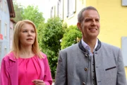 Uschi (Silke Popp) nimmt sich vor, in Winklers (Florian Stadler) Gegenwart gelassener zu sein.