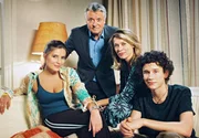 ARD COMMISSARIO LAURENTI - GIB JEDEM SEINEN EIGENEN TOD, Deutschland 2006, Regie Sigi Rothemund, am Freitag (26.12.14) um 23:35 Uhr im Ersten. Commissario Laurenti (Henry Hübchen, Mitte) und Laura Laurenti (Barbara Rudnik, 2.v.re.) mit ihrer Tochter Livia (Sophia Thomalla) und ihrem Sohn Marco (Sergej Moya).