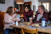 Charlie Tanaka (Agnes Decker, M.) möchte Alina Moosleitner (Anne-Marie Lux, l.) und Tim Scheuer (Sebastian Griegel, r.) nicht rausschmeißen. Aber ihre Babypuppe ist schon sehr laut und stört auf Dauer die anderen Gäste.