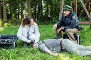 Staller (Helmfried von Lüttichau, l.) versucht, Caroline Fuchs (Susu Padotzke, l.) erste Ergebnisse zu entlocken.