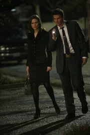 Dr. Brennan (Emily Deschanel, l.); Booth (David Boreanaz, r.)