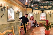 Viola Tami (r.) bei Andy und Nathalie Ineichen in deren Esszimmer in Oberalikon/AG.