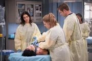 Grey's Anatomy Staffel 21 Folge 10 Caterina Scorsone als Dr. Amelia Shepherd, Jaicy Elliot als Dr. Taryn Helm, Chris Carmack als Dr. Atticus Lincoln