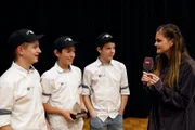 Die Moderatorin Angela Haas (r.) besucht Prättigauer Power, die Sieger des Folklorenachwuchs Wettbewerbes 2024 in der Sparte «Instrumentale Volksmusik»