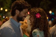 Oscar (Álvaro Morte, l.); Alejandra (Verónica Sánchez, r.)