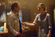 Hat Melissa George (Jenna Ryan, r.) etwas mit dem Mord ihres Schauspielkollegen zu tun? Monk (Tony Shalhoub, l.) versucht das herauszufinden und übernimmt die Rolle seines ermordeten Vorgängers.