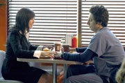 J.D. (Zach Braff, r.) hat eine neue Freundin, was allerdings von seinen Freunden als Horrornachricht aufgenommen wird, da Neena Broderick (Julianna Margulies, l.) als Monster betrachtet wird, das sie auch wirklich ist ...