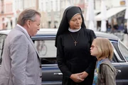 Schwester Hanna (Janina Hartwig) versucht Bürgermeister Wöller (Fritz Wepper, li.) zu übereden, Florian (Eric Evers) ein paar Klassen überspringen zu lassen.