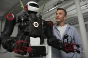 An der Technischen Universität Darmstadt begegnet Eric Mayer einem humanoiden, KI-gestützten Roboter, der Gewichte heben, Treppen steigen und auf unebenen Flächen gehen kann. Der Roboter hört auf den Namen “HAINER” – weltweit gibt es nur fünf dieser TALOS-Roboter.