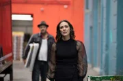 Shiv (Roisin Gallagher, re.) mag ihren Ex Jack (Moe Dunford, li.).