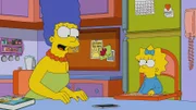 "Die Simpsons", "Bildschirmlos." Die Simpsons verbringen immer mehr Zeit vor den Bildschirmen. Vertieft in eine Fernsehshow, übersehen sie, das ein Nachbar unter einem umgefallenen Baum in ihrem Garten feststeckt. Als Maggie unter dem Suchtverhalten zu leiden beginnt, zieht Marge die Notbremse und verordnet allen ein Bildschirm-Verbot. Nur eine halbe Stunde pro Woche dürfen sie vor den Geräten verbringen. Bald zeigt sich allerdings, dass Marge ihre eigene Vorschrift unterwandert.