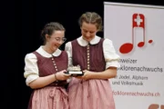 Jael Lena Jaelena, die Siegerinnen des Folklorenachwuchs Wettbewerbes 2024 in der Sparte «Jodel» in Oberiberg SZ