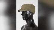 Diese khakifarbene Army-Schildmütze wurde am Tatort gefunden. Mit ihr fahndeten die Ermittler in Berlin nach dem Mörder der jungen Frau.