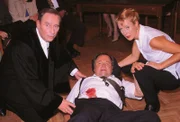 Oberstaatsanwalt Lotze (Henry van Lyck, l.) und Staatsanwältin Charlotte Glaser (Britta Schmeling) kümmern sich um den schwer verletzten Kriminalhauptkommissar Stefan Kehler (Wolfgang Bathke).