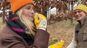 Lena riecht an dem Verbissschutz, mit dem Förster Max und sie Douglasien eingeschmiert haben.